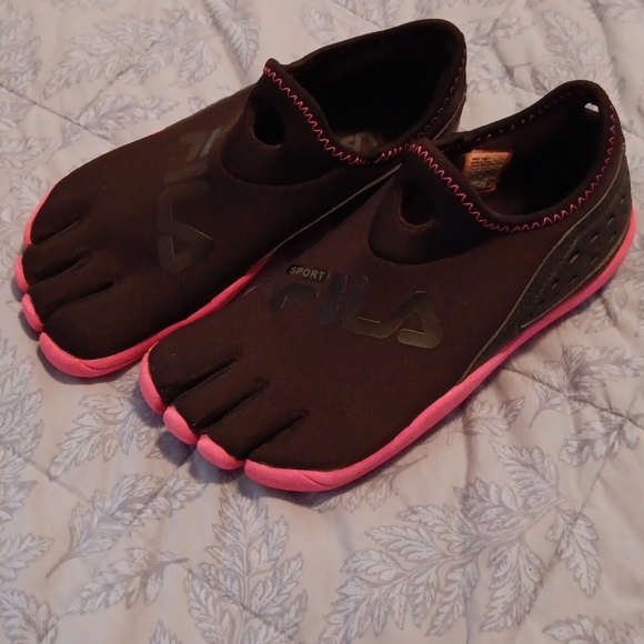 Fila Pink & Black Water Shoes Size 7M - Picture 2 of 12